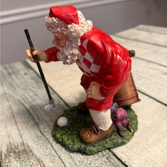 Santa Clause figurine golfer golf lining to putt. - Picture 4 of 7